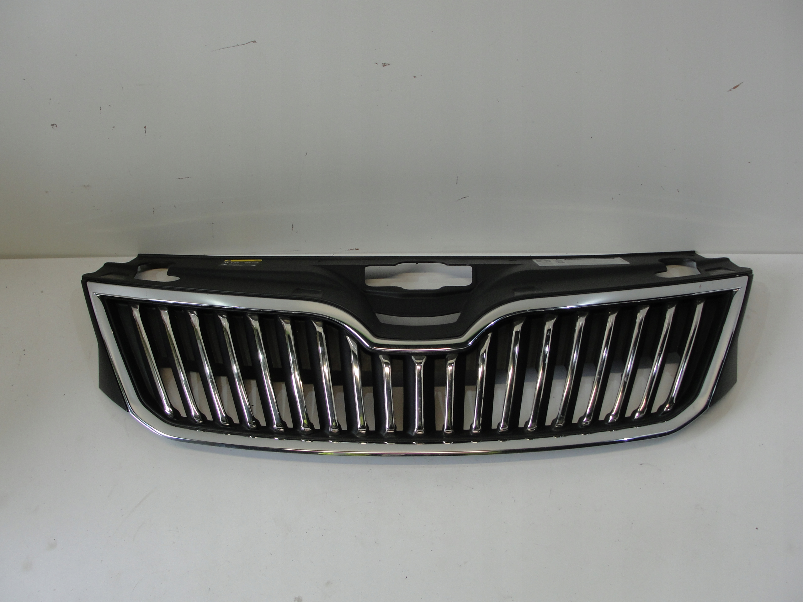 ÖN PANJUR IZGARASI KROM ÇERÇEVELİ SKODA RAPID