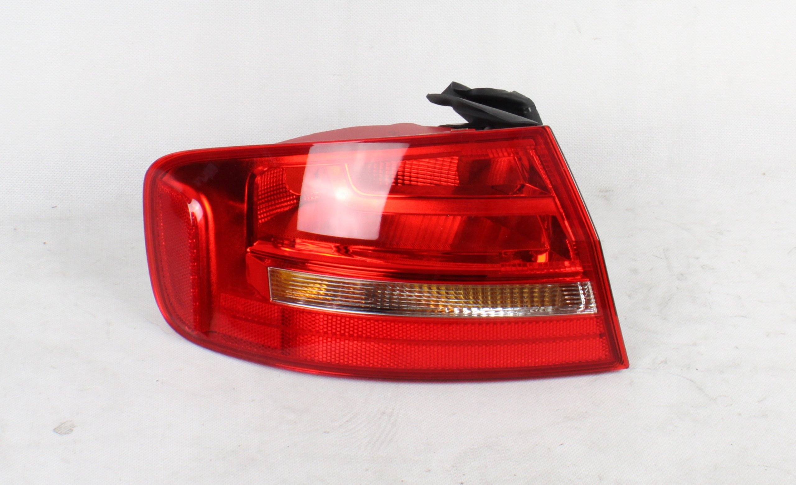 SOL DIŞ STOP LAMBASI LEDSİZ TİP AUDI A4 2012-2015 ARASI (DEPO)