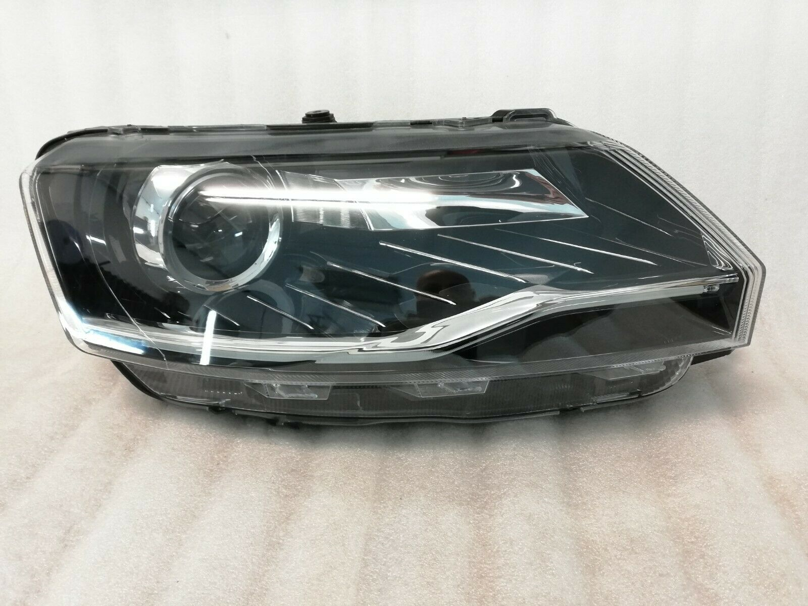 SAĞ FAR LAMBASI XENON / SKODA RAPID 2013-2018 ( VALEO )