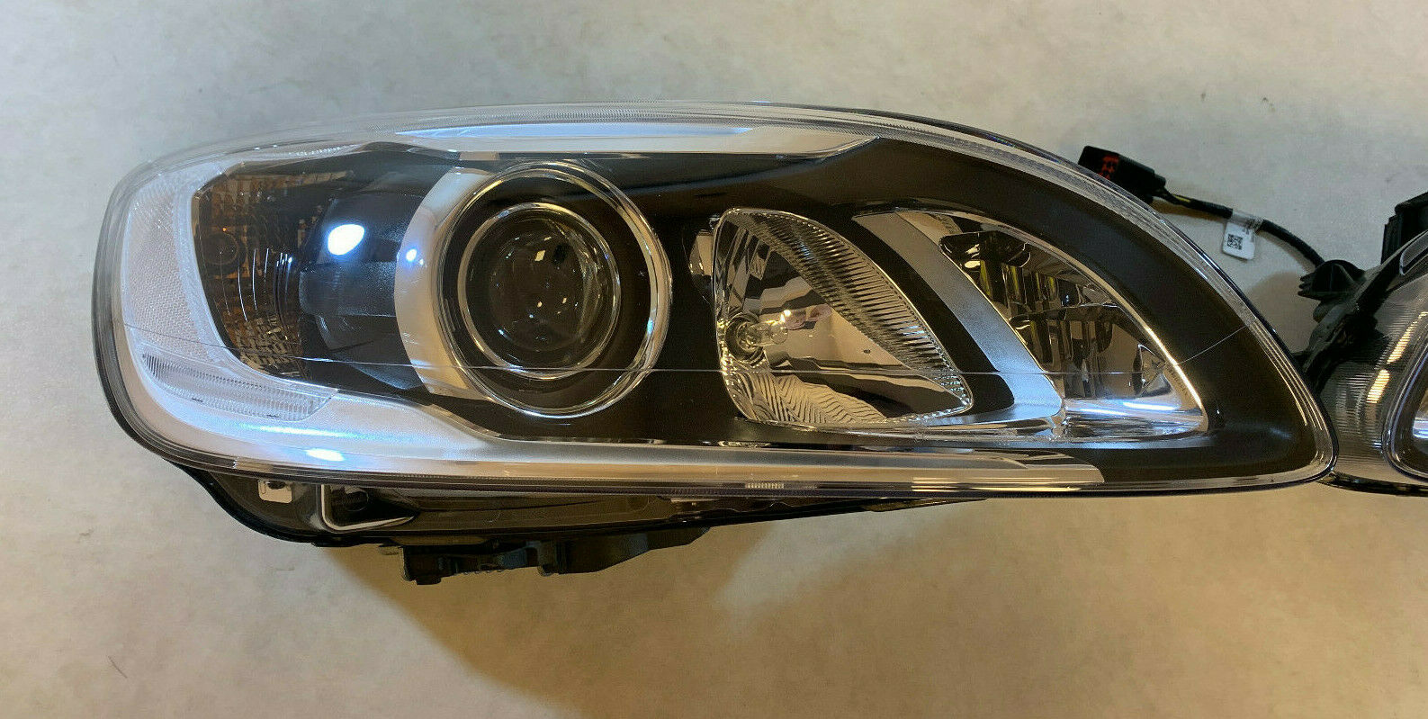 SAĞ FAR LAMBASI XENON VOLVO S60 V60 2014-2017 ( VALEO )