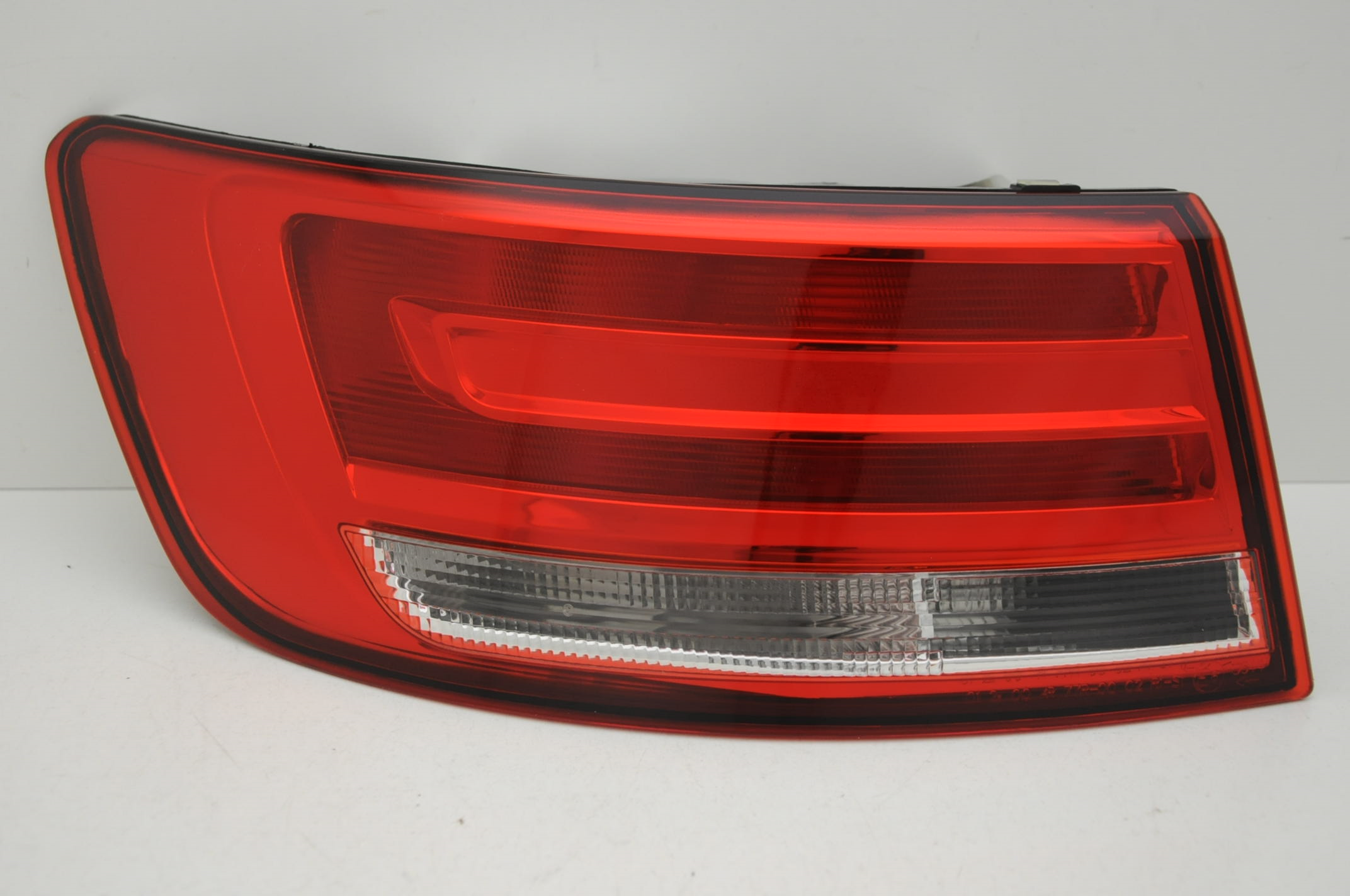 SOL DIŞ STOP LAMBASI LEDSİZ TİP AUDI A4 2015-2019 ARASI (DEPO)