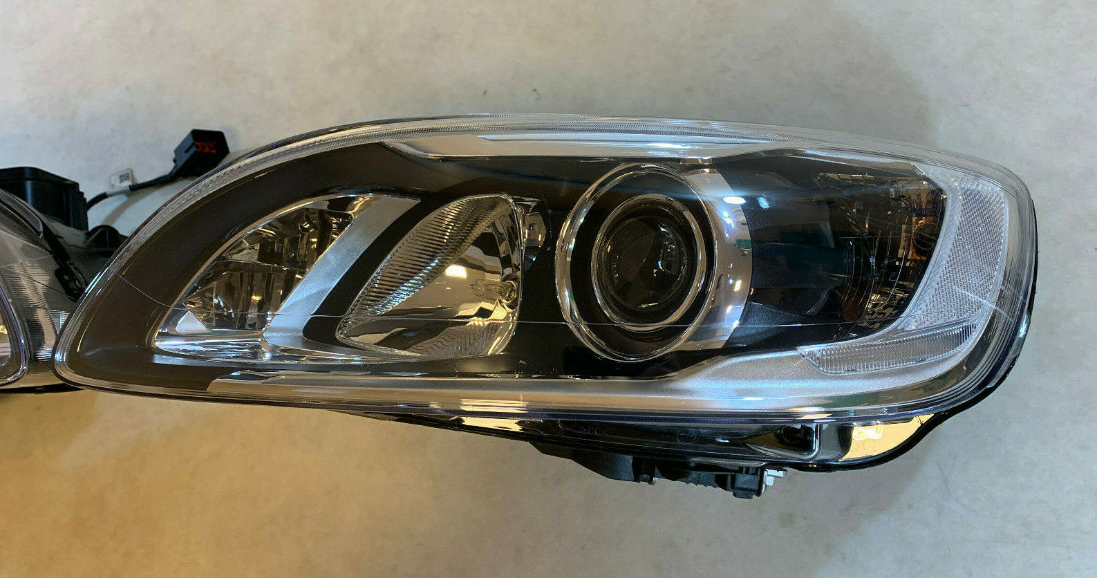 SOL FAR LAMBASI XENON VOLVO S60 V60 2014-2017 ( VALEO )